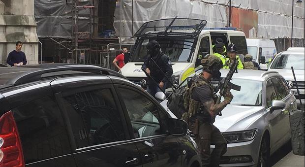 Manchester, la polizia: "Stiamo dando la caccia ad un network del terrore"