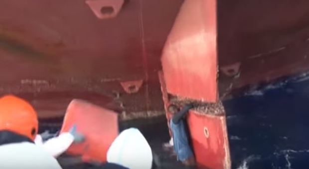 Sicilia, naufrago sfugge alla morte tra le eliche di una petroliera aggrappandosi al timone