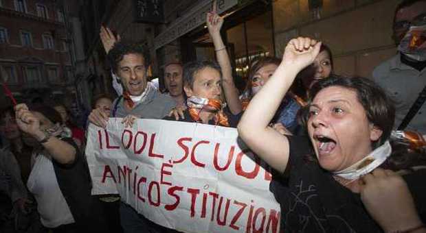 Scuola, insegnanti protestano fuori dal Nazareno durante l'intervento di Renzi