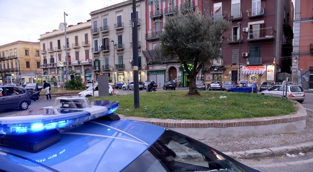 Napoli, venti colpi di pistola contro una pizzeria: l'ipotesi del collegamento con la faida tra clan