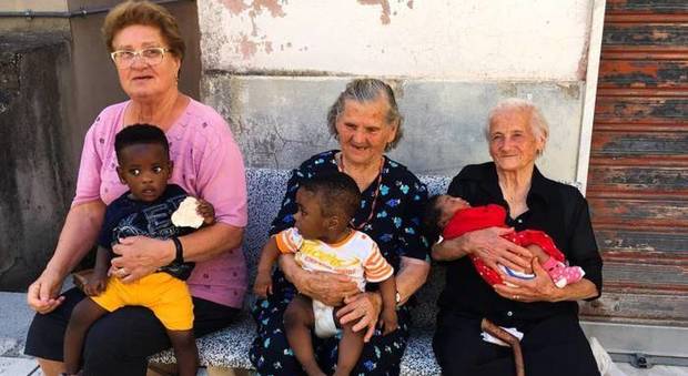 Nonne italiane e bimbi migranti: la foto che fa impazzire il web