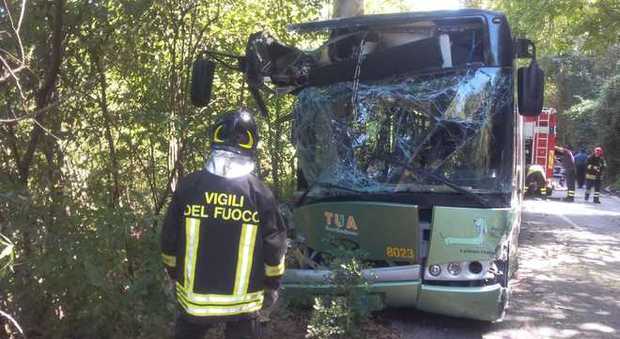 Pescara, autobus si schianta contro un albero: 30 feriti, grave una 17enne incastrata tra le lamiere