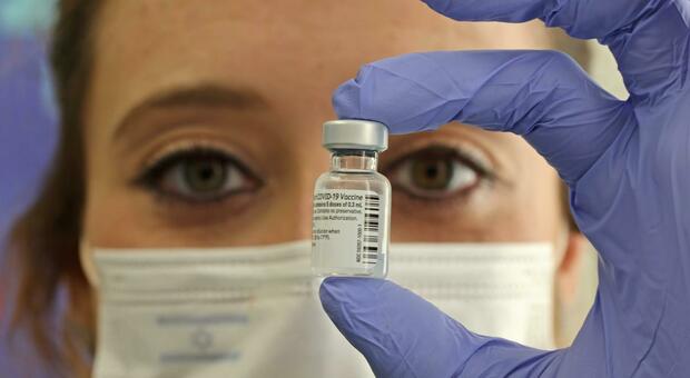 Vaccino Covid, si parte domenica: la prima dose a un’infermiera dello Spallanzani