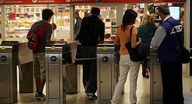 Roma, sorpresi a scavalcare i tornelli della metro offrono 50 euro al vigilantes per lasciarli andare: arrestati due somali