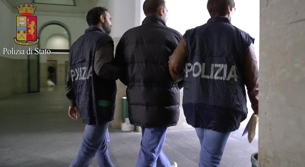 "Il pedofilo fermato a Milano usava i peluche per adescare le bimbe fuori da scuola"