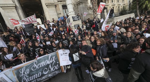 Roma, docenti in sciopero: caos viabilità di fronte al ministero dell'Istruzione