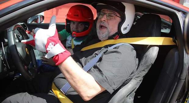 Il vescovo da Formula Uno gira a Imola sulla Ferrari