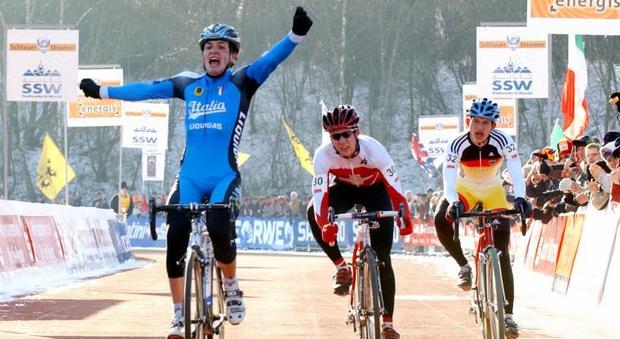 Davide Malacarne esulta sul traguardo del campionato mondiale Juniores di ciclocross: era il gennaio del 2005