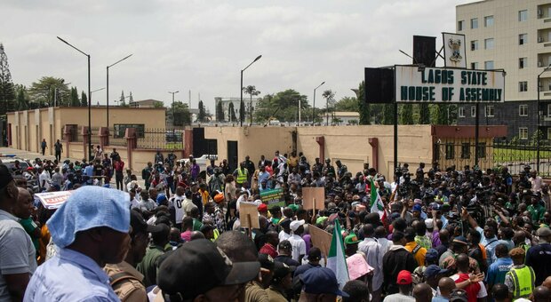 Nigeria, attacco a una scuola: cento studenti rapiti, gli ostaggi hanno tra gli 8 e i 15 anni