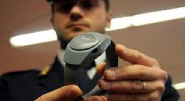 Ancona, sprangatore manomette il braccialetto elettronico: in carcere