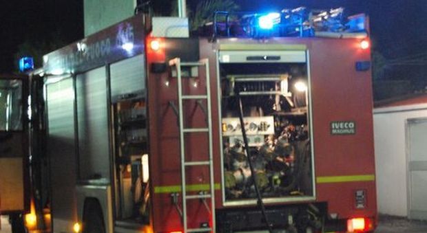 Incendio in un negozio a Montecorvino Pugliano: avrebbe aperto tra qualche giorno