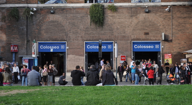 Roma, pacco sospetto: chiusa la stazione Colosseo della metro B. Ma era falso allarme