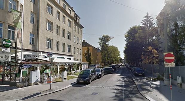 Madre e due figlie trovate senza vita in un appartamento a Vienna. L'autopsia: morte di fame. È giallo