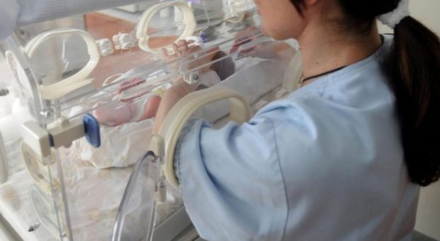 Neonata muore dopo il parto, indagati i due ginecologi della madre
