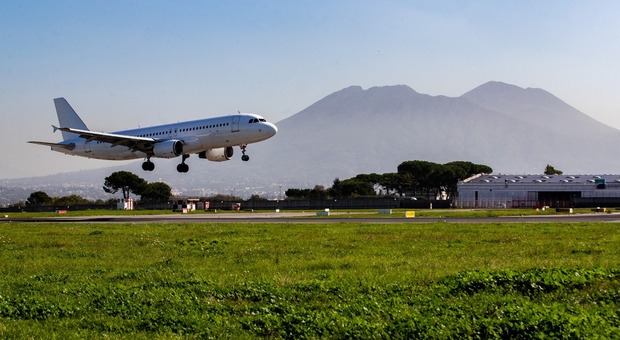 Il decollo di un aereo a Napoli Capodichino (Sergio Siano)