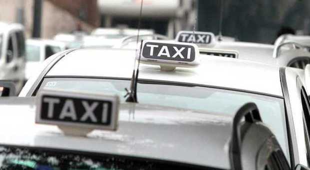 Turista tedesca dimentica pc e soldi nel taxi, il tassista restituisce tutto e lei ringrazia così