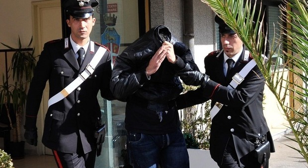Blitz anti-droga a Ostia: 10 arresti. Sequestrata pistola con matricola abrasa