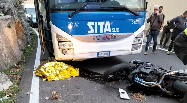 Costiera, si schianta contro bus Sita e muore centauro 31enne