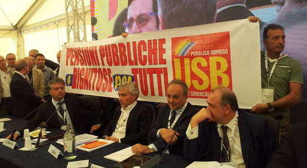 Napoli, c'è il ministro Poletti in piazza Plebiscito: «blitz» del sindacato Usb