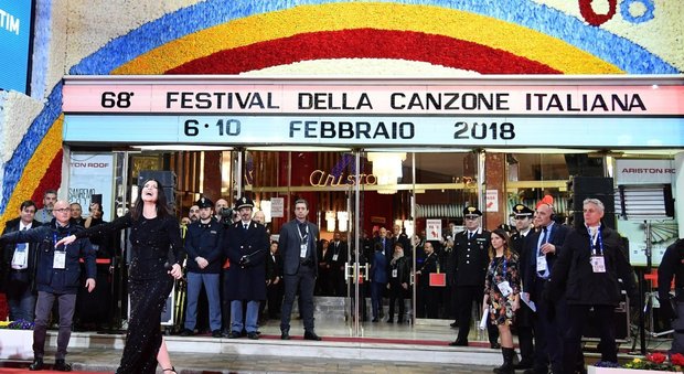Sanremo, Standig Ovation per Laura Pausini che esce dall'Ariston e canta in mezzo ai fan