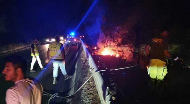 Incendio nel Cilento, protezione civile e pompieri in azione a Castellabate
