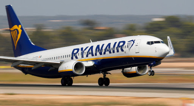 Da Bari e Brindisi verso 10 nuove località turistiche, il piano Ryanair per l'estate: «Con noi in volo senza passaporto vaccinale»