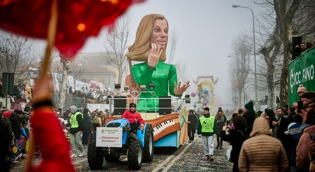 Beatrice Venezi dirige le nuove allegorie: diecimila spettatori alla prima del Carnevale di Fano