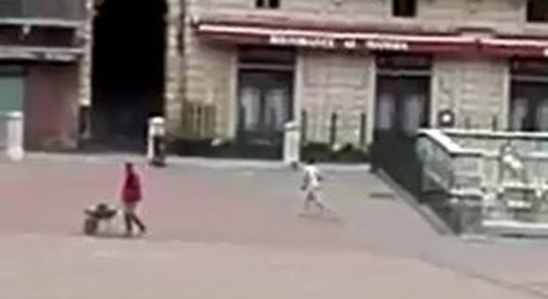 Siena, corre nudo in Piazza del Campo: il video spopola in Rete