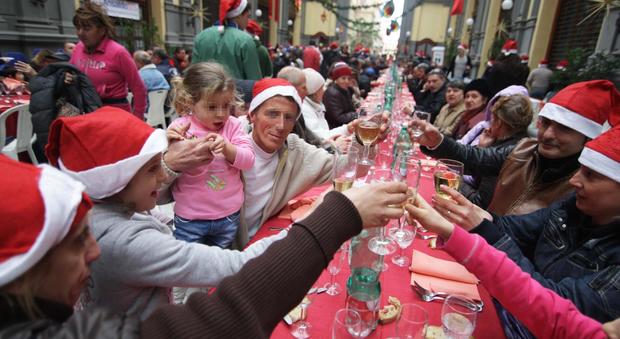 Natale, salta il pranzo in Galleria a Napoli: «Non abbiamo più soldi per i poveri»