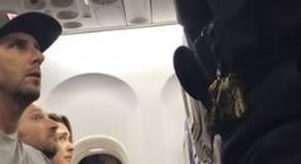 Delta Airlines caccia famiglia con bimbo di 2 anni: «Scendete dall'aereo o andrete in prigione»
