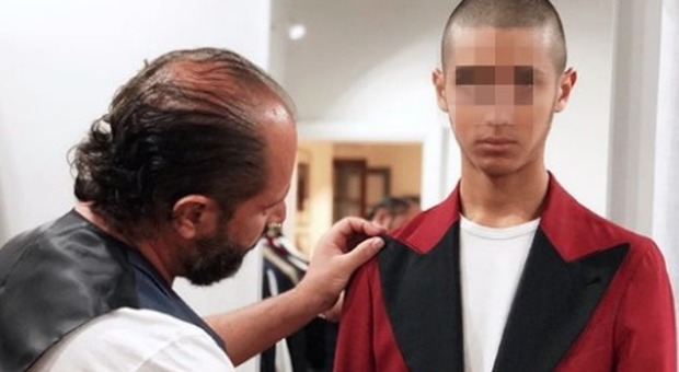 Carlos Maria Corona si compra una giacca per assistere al processo del padre, ma i fan lo attaccano