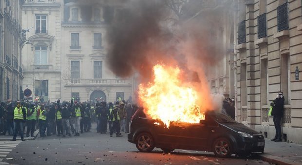 Gilet gialli, la guerriglia di Parigi: incendi e feriti, quasi 2.000 fermati
