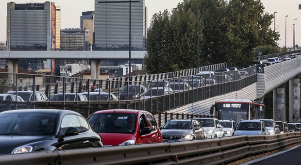 Tangenziale di Napoli, nuove verifiche sul viadotto: ristrette le corsie, sarà paralisi traffico