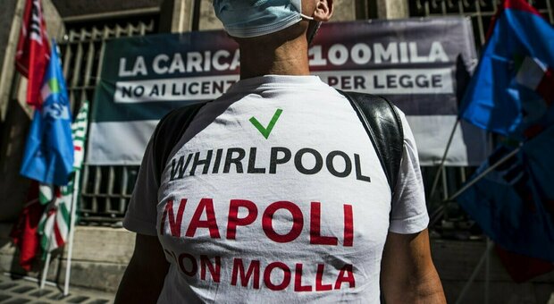 Whirlpool, i sindacati: «Invitalia pronta a investire e rilanciare il sito di Napoli ma l'azienda non molla»