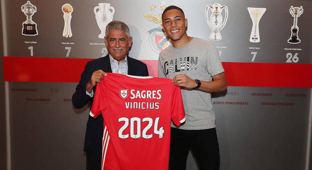 Napoli, Vinicius al Benfica è ufficiale: clausola rescissoria da 100 milioni