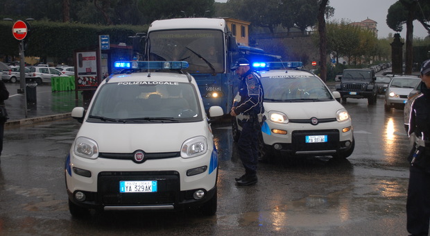 Roma, rissa dopo l'incidente: automobilista colpito alla testa con una mazza da baseball