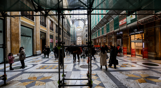 Galleria Umberto a Napoli, contro il degrado spunta una «tassa fai da te»