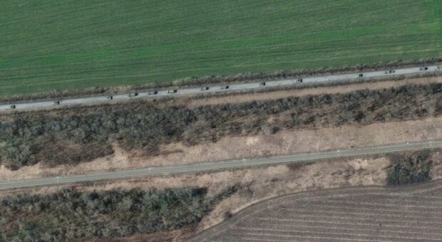 Convoglio militare russo di 12 chilometri fa rotta su Kharkiv: le immagini satellitari svelano l'avanzata