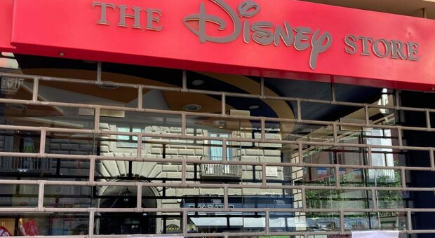 Disney store via Toledo chiude i battenti: dal 4 ottobre 23 dipendenti senza lavoro