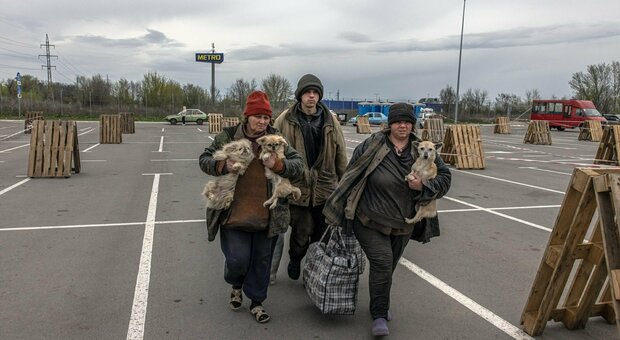 Roma, profughi ucraini ospiti in hotel, è rivolta: «Ora i posti servono per i turisti»