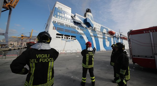 Incendio sul traghetto Napoli-Palermo: focolai spenti solo all'alba