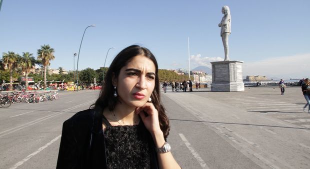 Chi è Monica, la donna della statua del mistero sul Lungomare di Napoli