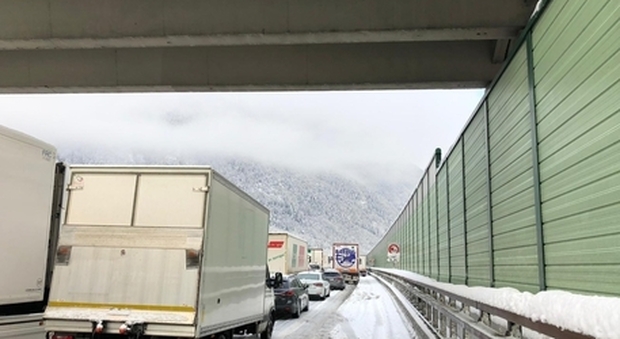 Maltempo, Brennero bloccato per neve: Tir in coda per chilometri