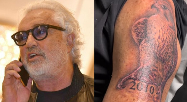 Flavio Briatore si tatua un falco in onore del figlio. E i social lo massacrano: «Sembra un pollo arrosto»
