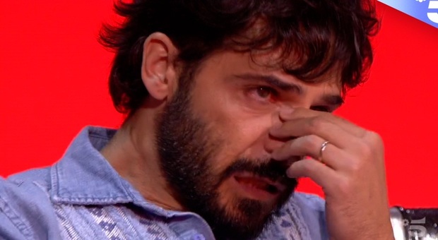 Marco Bocci in lacrime ad Amici per la sorpresa di Laura Chiatti: «E' un colpo basso» Video