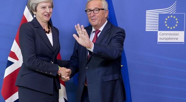 Brexit, Theresa May di nuovo alle prese con Juncker