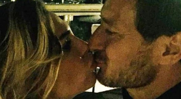 Francesco Totti e Noemi Bocchi, scatta il primo bacio sui social? Il tranello del profilo fake che ha scatenato i social