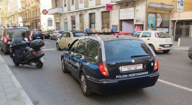 Ancona, auto della polizia penitenziaria centra uno scooter: ragazzino all'ospedale