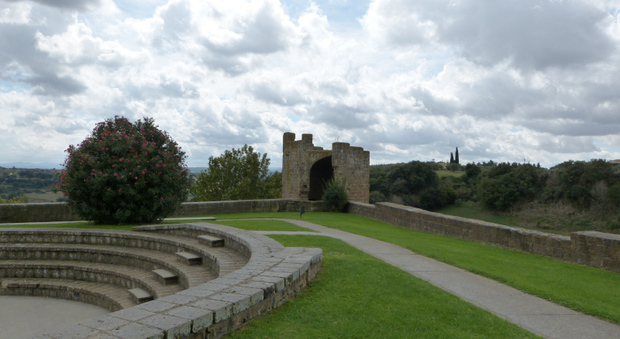 Tuscania: anfiteatro Torre del Lavello