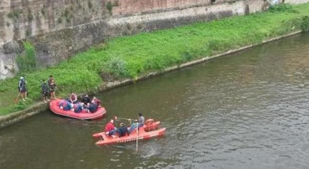 Turista cade nell'Arno, marocchino si lancia in acqua per salvarlo: i testimoni applaudono